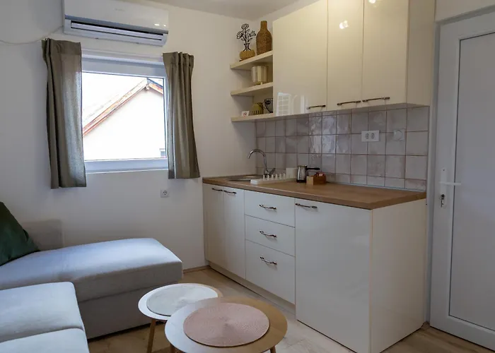 Urban Nest Apartment *